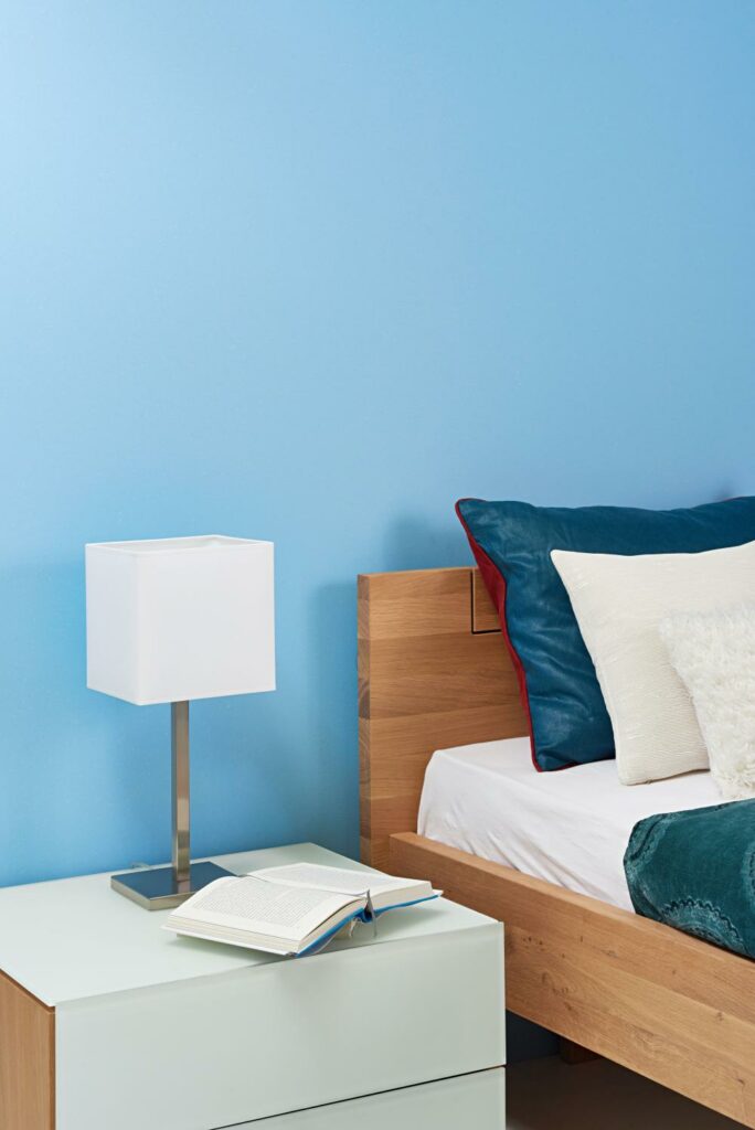 Wohnbeispiel - Schlafzimmer mit Farbakzenten