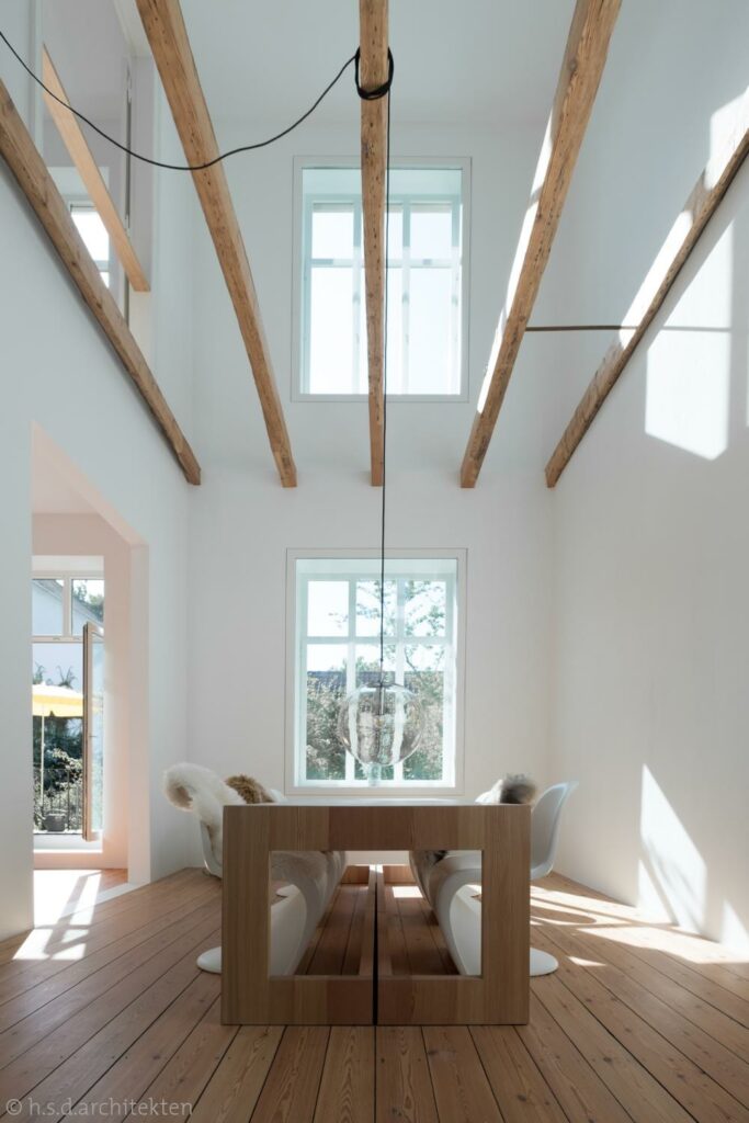 Lichtdurchfluteter Essbereich mit Holz-Elementen